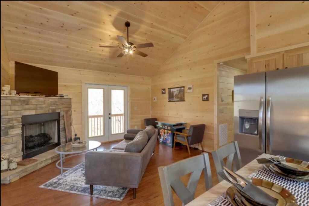 New Serene, Fun & Comfy Cabin- Covered Deck, Grill, Arcade Мърфи Екстериор снимка