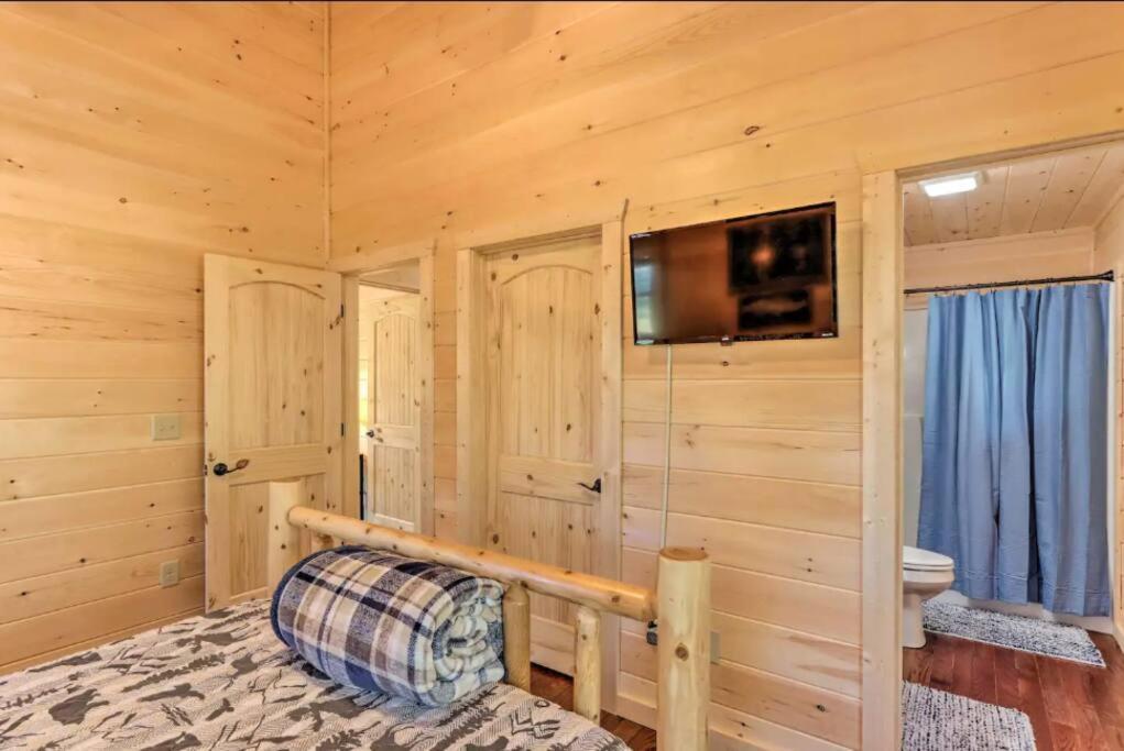 New Serene, Fun & Comfy Cabin- Covered Deck, Grill, Arcade Мърфи Екстериор снимка